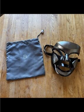 Déesse LED Therapy Face Mask in Black with Carry Pouch